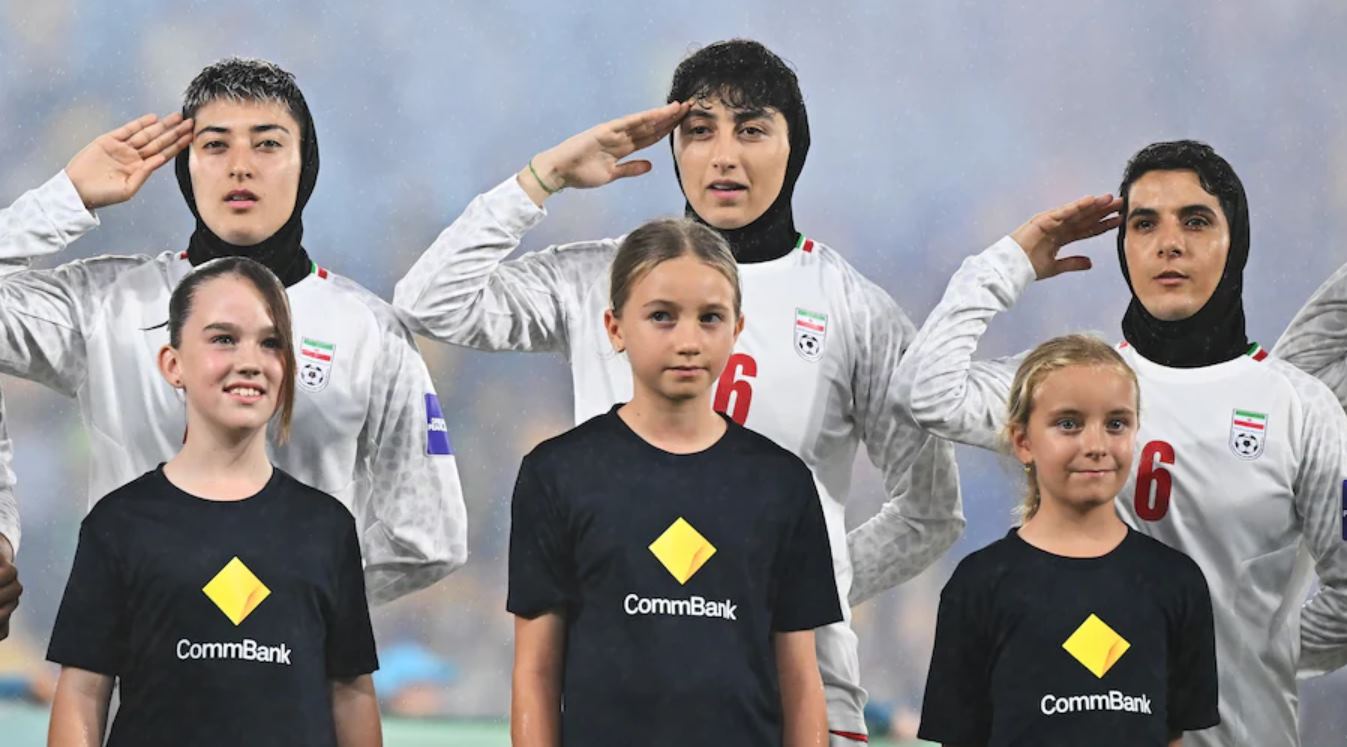 Timnas Putri Iran Hormat Militer Saat Lagu Kebangsaan di Tengah Ketegangan Timur Tengah