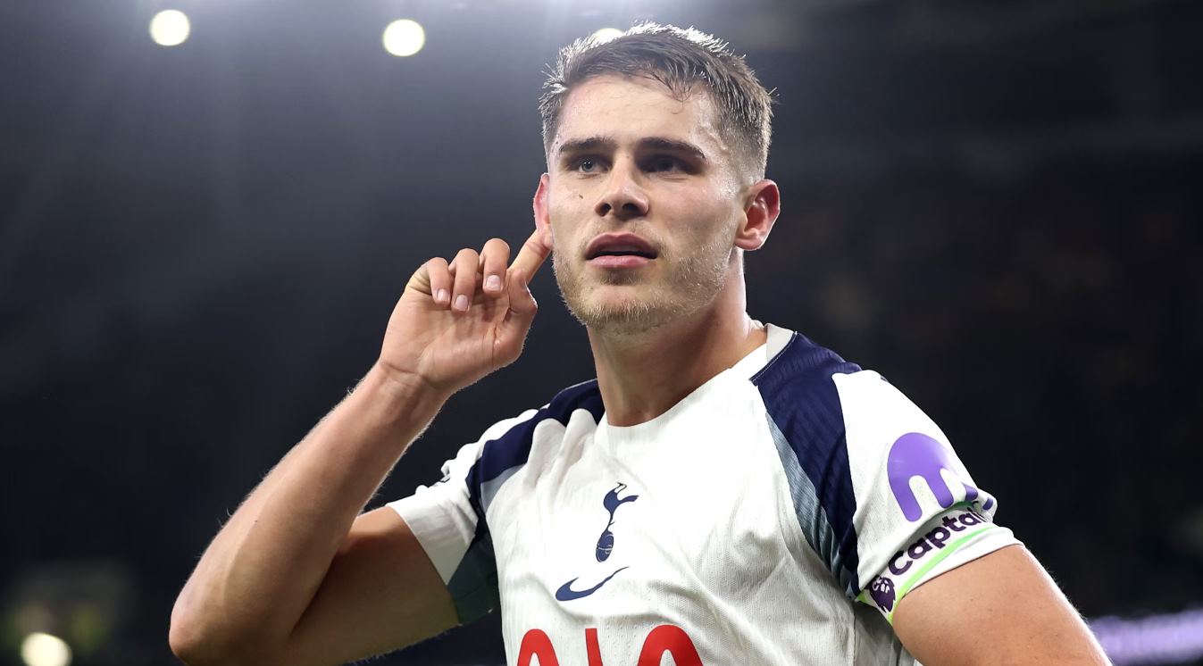 Bek Tottenham Paling Ngebut Buat Dua Raksasa Premier League Saling Sikut!