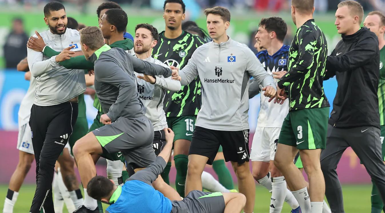 Ricuh di Lapangan! Wolfsburg Kalah, Suporter Murka Karena Degradasi Makin Dekat